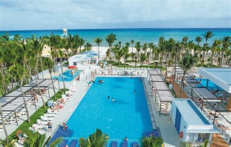 The All Inclusive 24h Hotel Riu Tequila opens all year round, is located approx. 450 m from the long, beautiful Playa del Carmen beach of the Playacar residential estate and is set in 53,000 sq.m. of lush gardens. There is a complimentary hotel shuttle to the beach.
